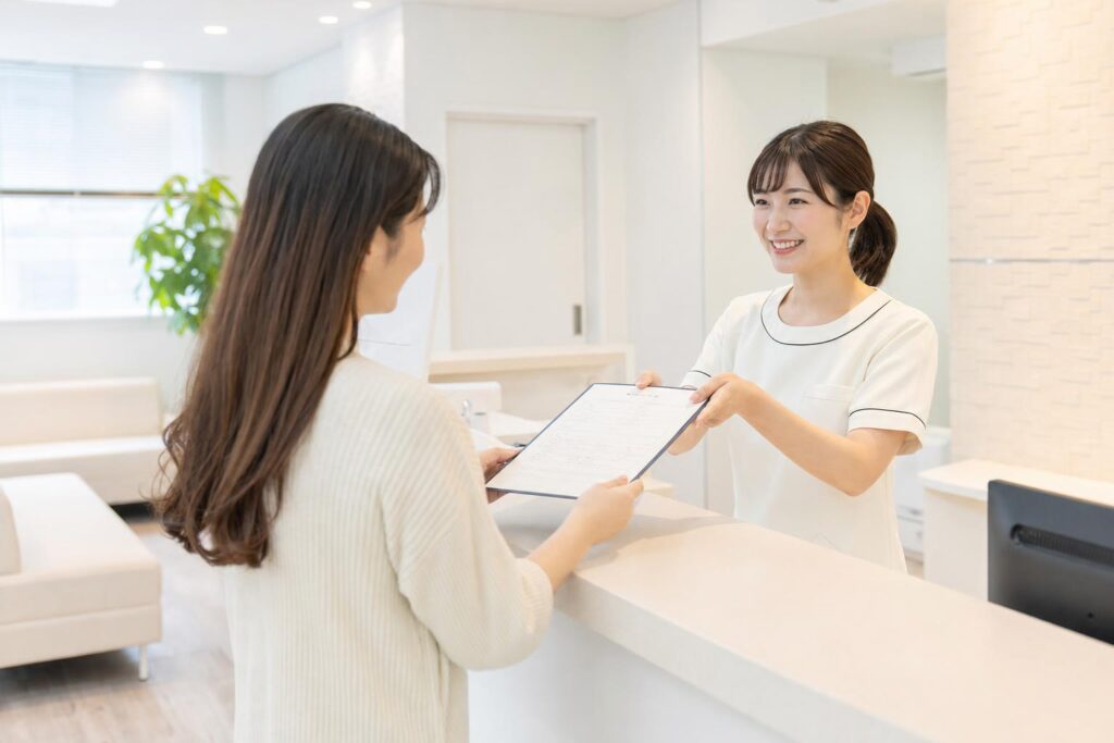 クリニックの広告媒体選択フローチャート図解。診療科、診療圏の年齢構成、開業フェーズ、月間予算の4つの判断軸を上から順に分岐させ、チラシ優先/Web広告優先/併用の3つの結論に到達する構成。青と白を基調とした清潔感のあるインフォグラフィック